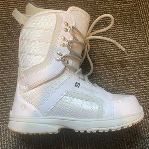 Sapient women’s size 8 snowboard boots